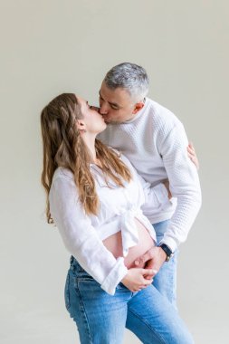 Beyaz arka planda bir erkek olan hamile bir kadın. Seçici odaklanma. insanlar.