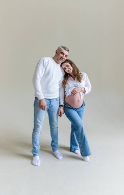 Beyaz arka planda bir erkek olan hamile bir kadın. Seçici odaklanma. insanlar.