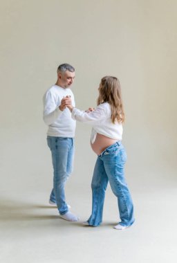 Beyaz arka planda bir erkek olan hamile bir kadın. Seçici odaklanma. insanlar.