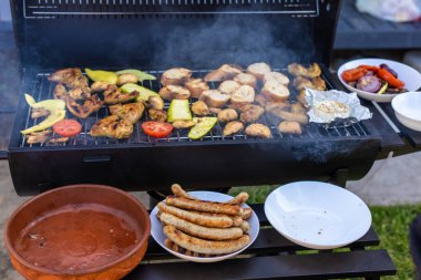 Izgara sosis ve sebze. Seçici odaklanma. Yiyecek..