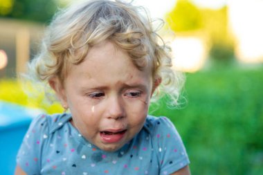 Sokakta bir çocuk ağlıyor. Seçici odaklanma. Çocuk.