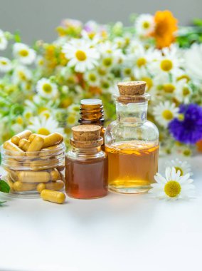 Tentürler, özler, yağlar ve şifalı bitkilerden beslenme malzemeleri. Seçici odaklanma. Doğa.