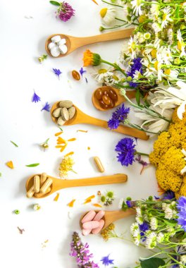 Homeopati ve şifalı bitkilerden beslenme takviyeleri. Seçici odaklanma. Doğa.