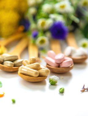 Homeopati ve şifalı bitkilerden beslenme takviyeleri. Seçici odaklanma. Doğa.