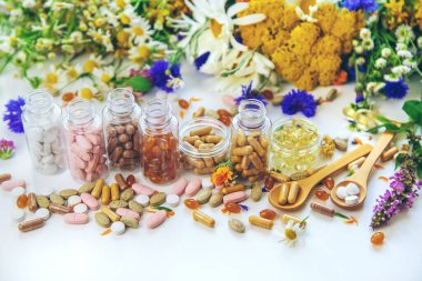 Homeopati ve şifalı bitkilerden beslenme takviyeleri. Seçici odaklanma. Doğa.