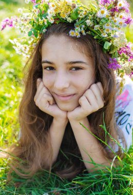 Dışarıda çiçek tacını takan bir çocuk. Seçici odaklanma. Doğa.