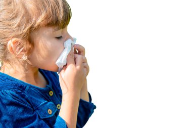 Mevsimlik anti bir çocukta. Coryza. Seçici odak. Doğa.