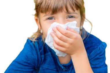 Mevsimlik anti bir çocukta. Coryza. Seçici odak. Doğa.