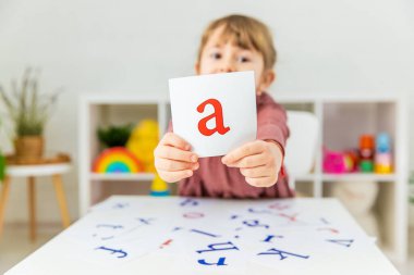 Çocuk İngilizce harfleri öğreniyor. Seçici odaklanma. Çocuk.
