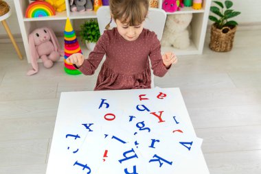 Çocuk İngilizce harfleri öğreniyor. Seçici odaklanma. Çocuk.