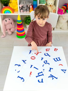 Çocuk İngilizce harfleri öğreniyor. Seçici odaklanma. Çocuk.
