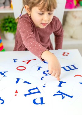 Çocuk İngilizce harfleri öğreniyor. Seçici odaklanma. Çocuk.