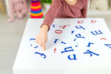 Çocuk İngilizce harfleri öğreniyor. Seçici odaklanma. Çocuk.