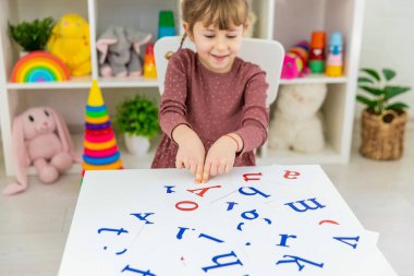 Çocuk İngilizce harfleri öğreniyor. Seçici odaklanma. Çocuk.