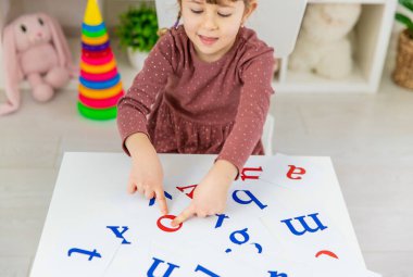 Çocuk İngilizce harfleri öğreniyor. Seçici odaklanma. Çocuk.