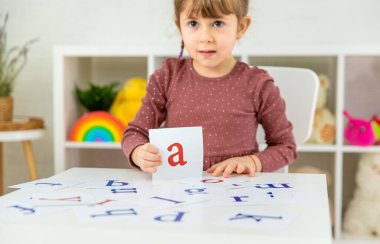 Çocuk İngilizce harfleri öğreniyor. Seçici odaklanma. Çocuk.