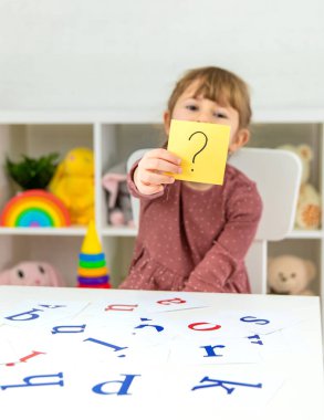 Çocuk İngilizce harfleri öğreniyor. Seçici odaklanma. Çocuk.