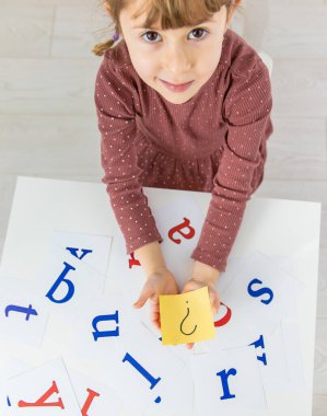 Çocuk İngilizce harfleri öğreniyor. Seçici odaklanma. Çocuk.