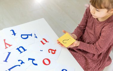 Çocuk İngilizce harfleri öğreniyor. Seçici odaklanma. Çocuk.