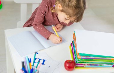 Evde ödev yapan bir çocuk. Seçici odaklanma. çocuk.