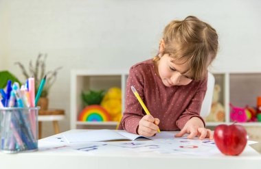 Evde ödev yapan bir çocuk. Seçici odaklanma. çocuk.