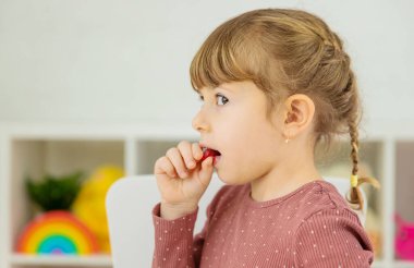 Bir çocuk şekerleme vitamini yer. Seçici odaklanma. çocuk.