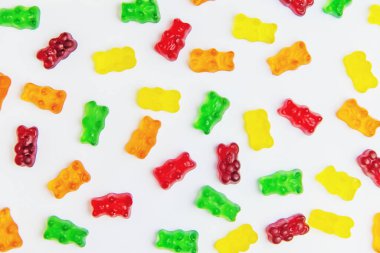 Jöle vitaminleri oyuncak ayılar beyaz arka planda izole edilir. Seçici odaklanma. Çocuk.