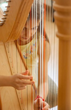 Çocuk arp çalıyor. Seçici odaklanma. Çocuk.