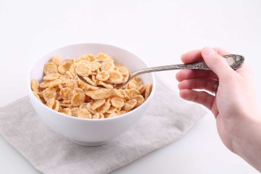 Bir kaşık pirinç ve Mısır gevreği ile el tutar