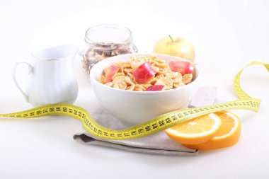 Elma dilimleri, portakal ve ölçüm bandı, bir ABD ile müsli
