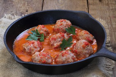 Bir tavada domates soslu köfte 