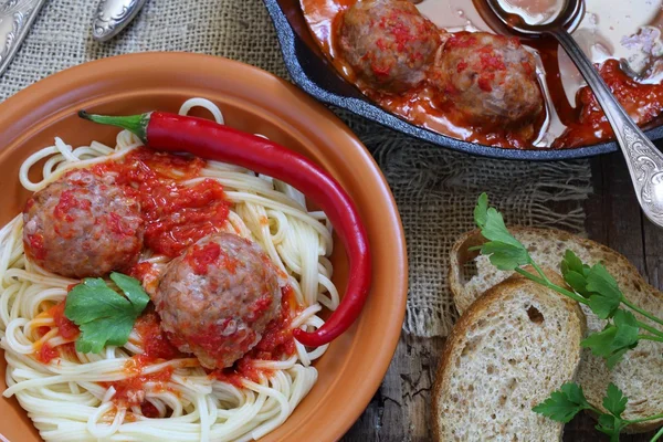 Almôndegas em tomate e um espaguete — Fotografia de Stock