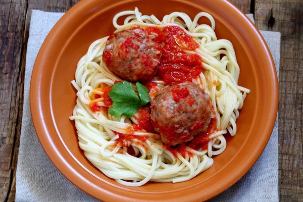 Köfte, domates soslu spagetti üzerinden — Stok fotoğraf