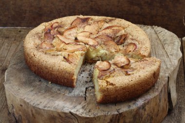 Tarçın ve elma ile Charlotte