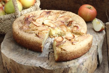 Tarçın ve elma ile Charlotte