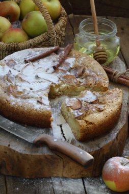 Charlotte ile elma ve tarçın ile pudra şekeri strewed