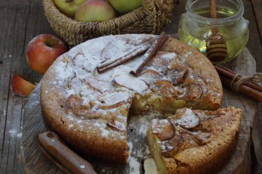 Charlotte ile elma ve tarçın ile pudra şekeri strewed