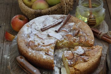 Charlotte ile elma ve tarçın ile pudra şekeri strewed