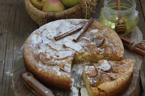 Charlotte con manzanas y canela esparcida por azúcar en polvo — Foto de Stock