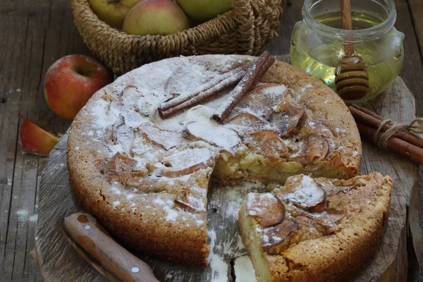 Charlotte con manzanas y canela esparcida por azúcar en polvo — Foto de Stock