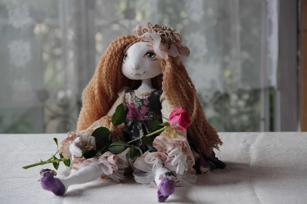 Puppe mit langen Haaren und einer Rose — Stockfoto