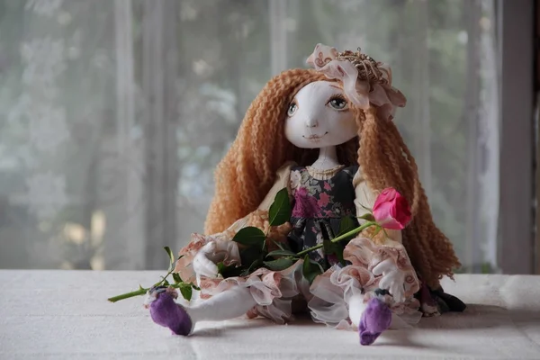 Boneka dengan rambut panjang dan mawar — Stok Foto