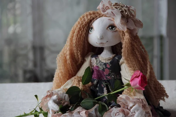 Bambola con capelli lunghi e una rosa — Foto Stock