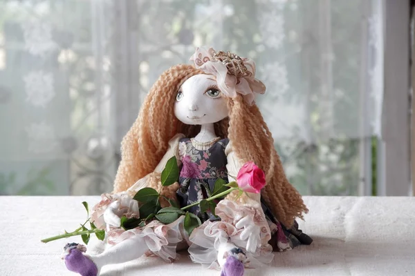 Puppe mit langen Haaren und einer Rose — Stockfoto