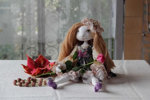 Boneka dengan rambut panjang dan mawar — Stok Foto