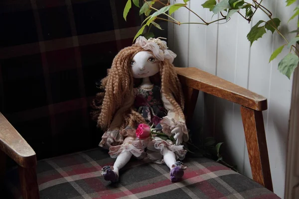 Boneka dengan rambut panjang duduk di kursi — Stok Foto