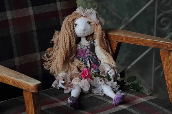 Die Puppe mit den langen Haaren sitzt im Sessel — Stockfoto
