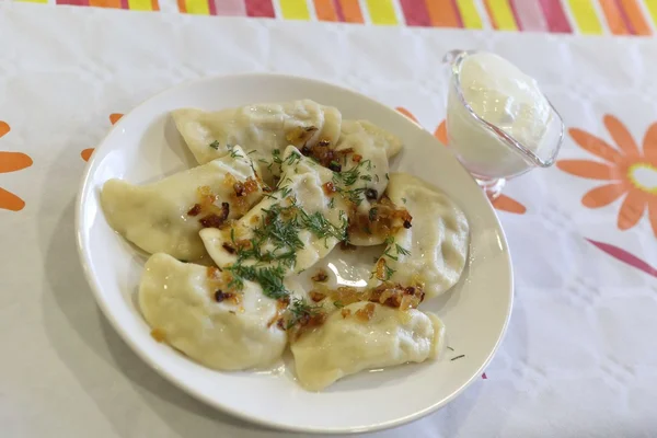 Dumplings met aardappelen met zure room — Stockfoto