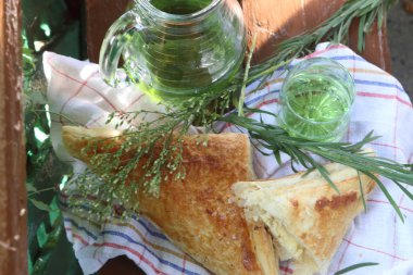 Pasta peynir ve bir bardak Tarhun