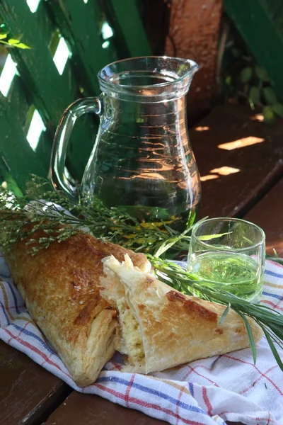 Torta di soffio con formaggio e una bevanda di "Tarhun " — Foto Stock